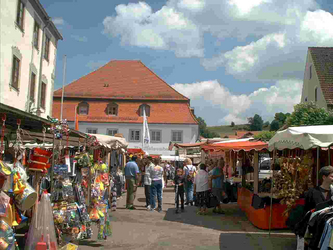 Foto eines Krämermarktes auf dem Marktplatz Obergünzburg. 